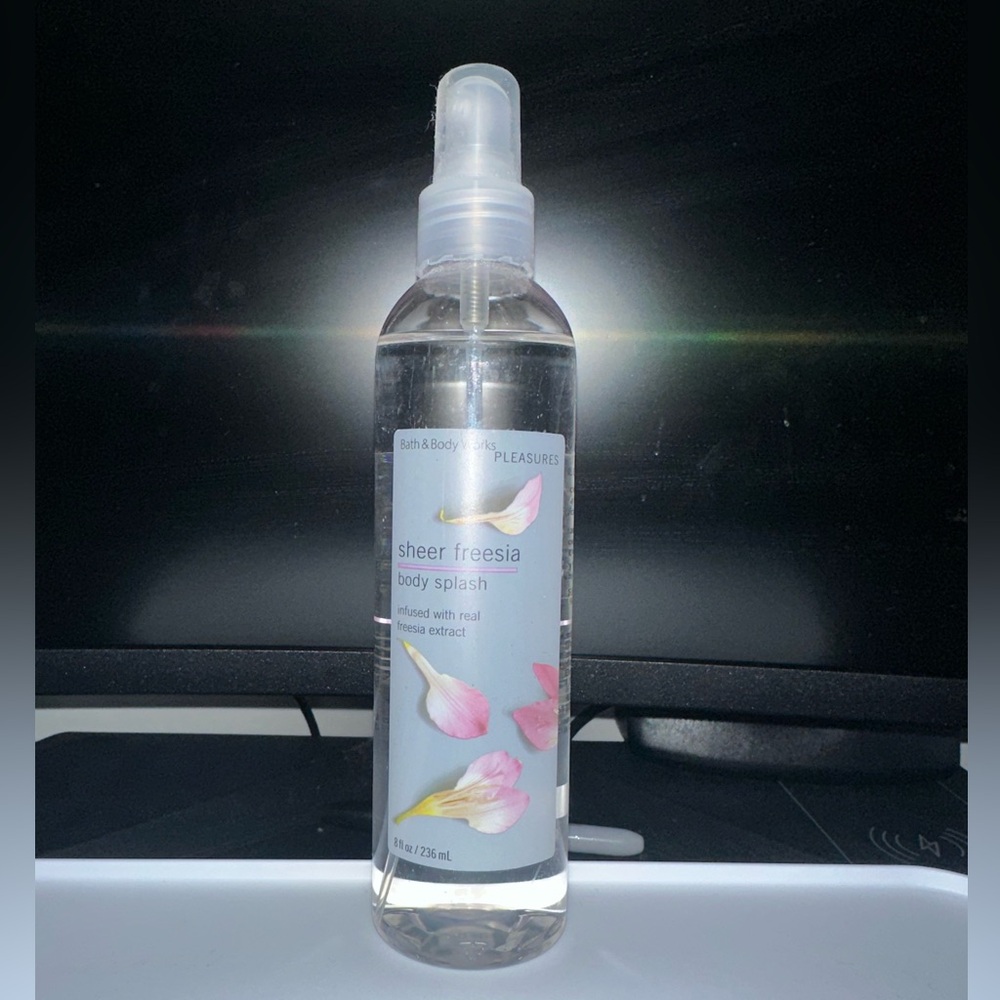 NEW Bath & Body Works Pleasures Sheer Freesia Body Splash 8 Oz Vintage Rare
